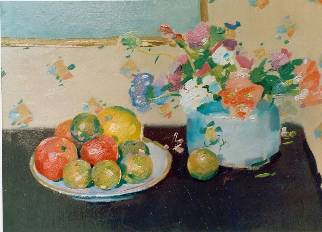 Verdonk F.W. | Frederik Willem 'Frits' Verdonk, Stilleven met bloemen en fruit, olieverf op board 43,0 x 47,0 cm, gesigneerd rechtsonder Verdonk F.W. | Frederik Willem 'Frits' Verdonk, Stilleven met bloemen en fruit, olieverf op board 43,0 x 47,0 cm, gesigneerd rechtsonder