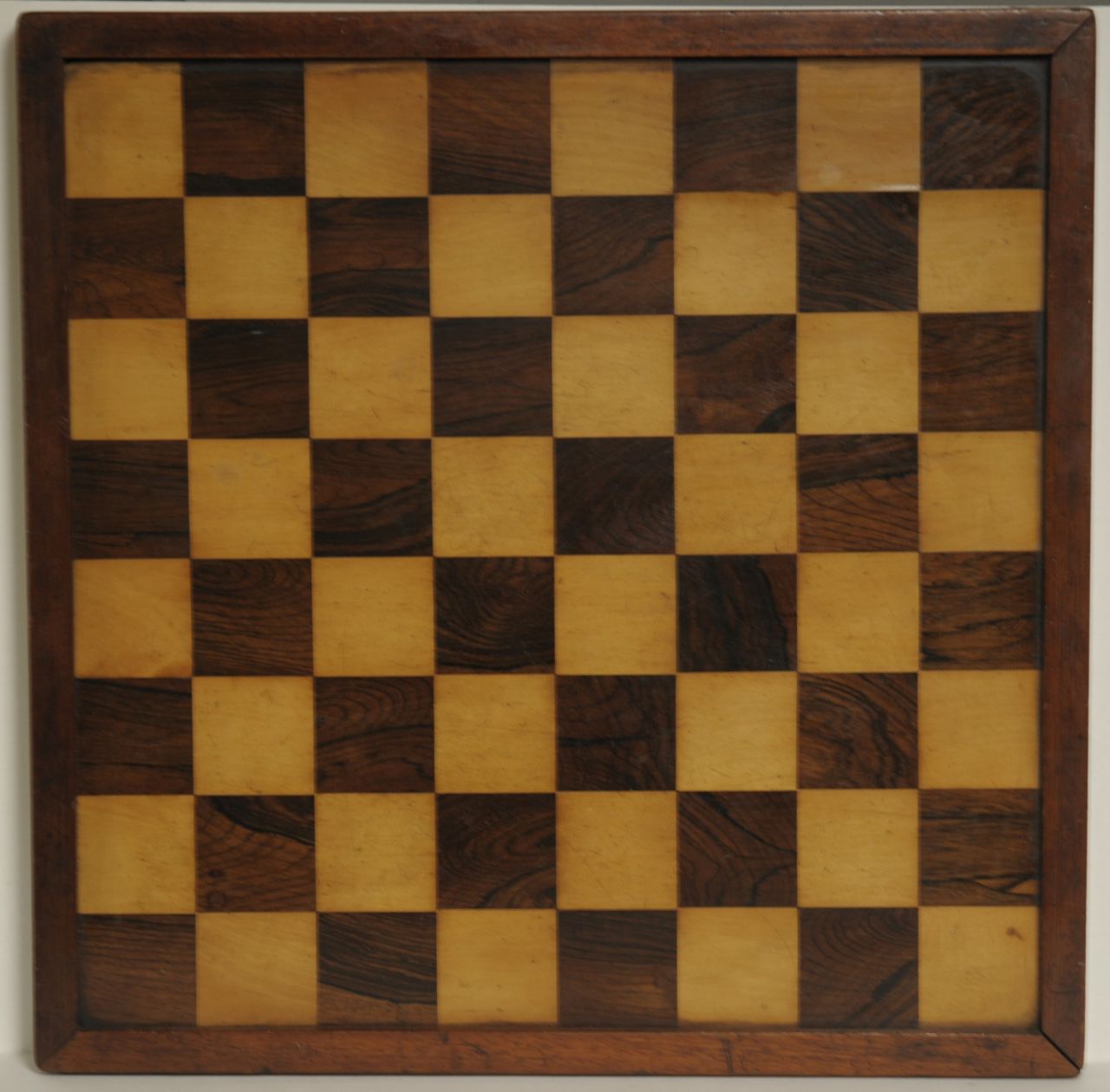 Schaakbord   | Schaakbord, Schaakbord van rozen- en palmhout met mahoniehouten rand, rozen- en palmhout 50,5 x 50,5 cm, te dateren 2e helft 19e eeuw