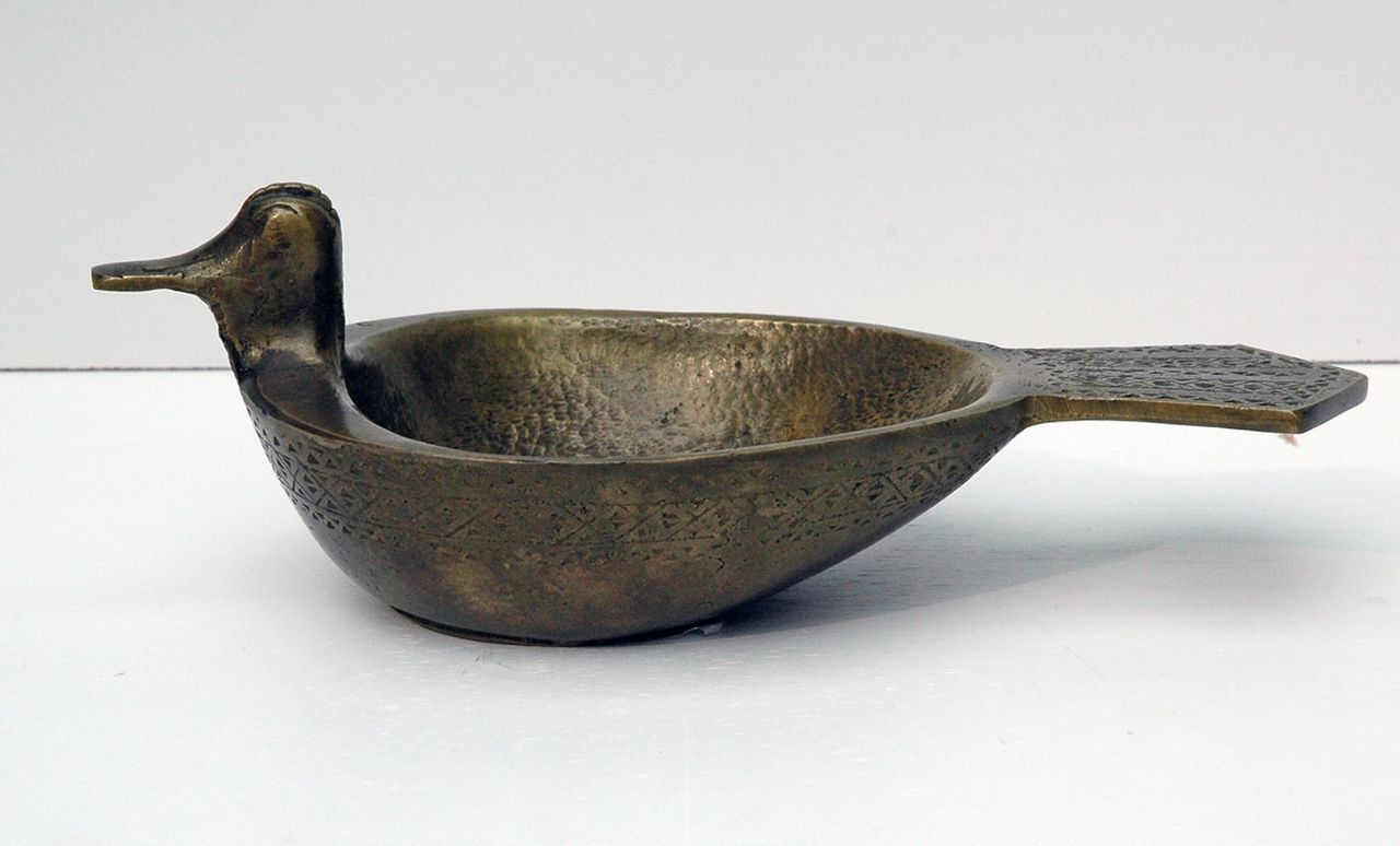 Onbekend 20e eeuw | Onbekend | Beelden en objecten te koop aangeboden | Schaal in vogelvorm, brons, bewerkt 9,1 x 26,0 cm Onbekend 20e eeuw | Onbekend | Beelden en objecten te koop aangeboden | Schaal in vogelvorm, brons, bewerkt 9,1 x 26,0 cm