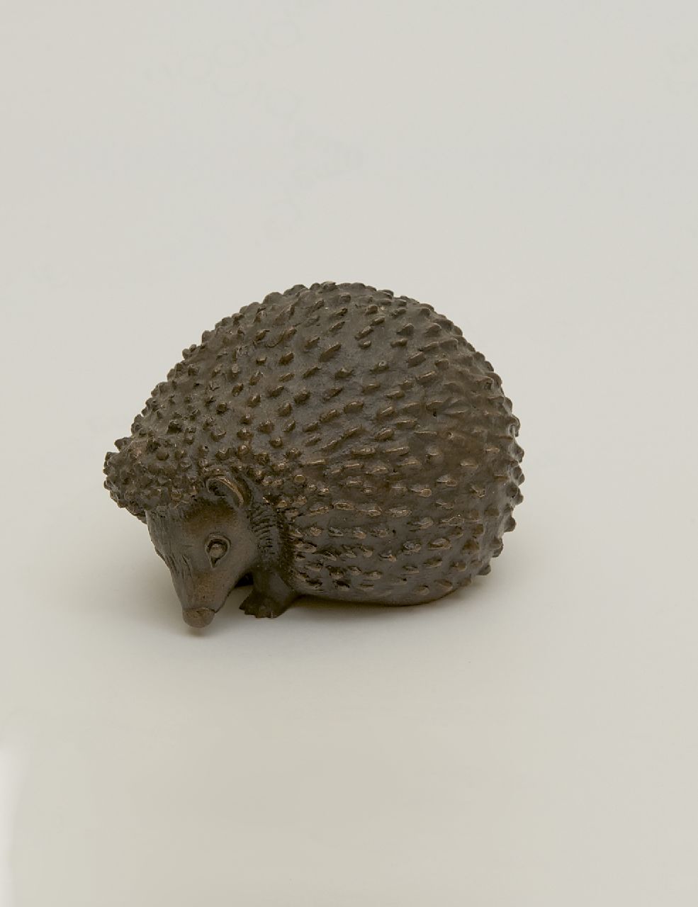 Scherf L. | Luise Scherf, Egeltje, brons 7,2 x 9,7 cm, gesigneerd op onderkant en te dateren ca. 1950 Scherf L. | Luise Scherf, Egeltje, brons 7,2 x 9,7 cm, gesigneerd op onderkant en te dateren ca. 1950