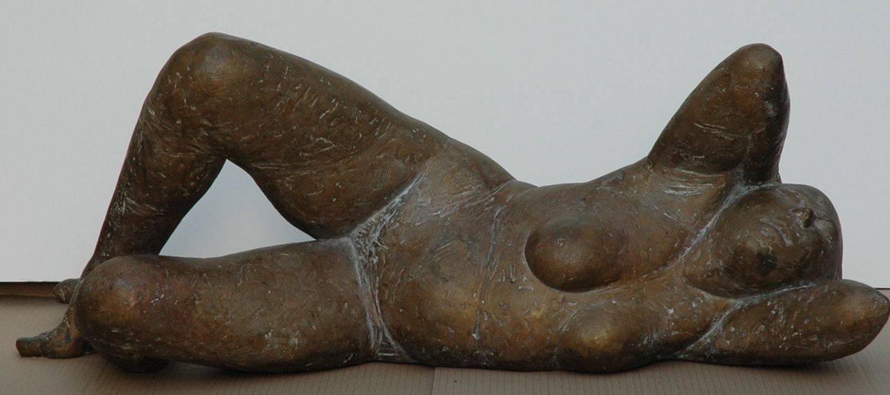 Otto W.  | Waldemar Otto | Beelden en objecten te koop aangeboden | Liggend vrouwelijk naakt, brons 39,0 x 95,0 cm, gesigneerd met monogram op rechtervoetzool en gedateerd '88
