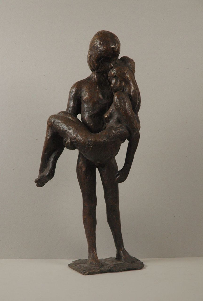 Gomes K.A.M. | 'Karel' Andreas Maria Gomes, Man, zijn vrouw dragend, brons 46,0 x 22,0 cm Gomes K.A.M. | 'Karel' Andreas Maria Gomes, Man, zijn vrouw dragend, brons 46,0 x 22,0 cm
