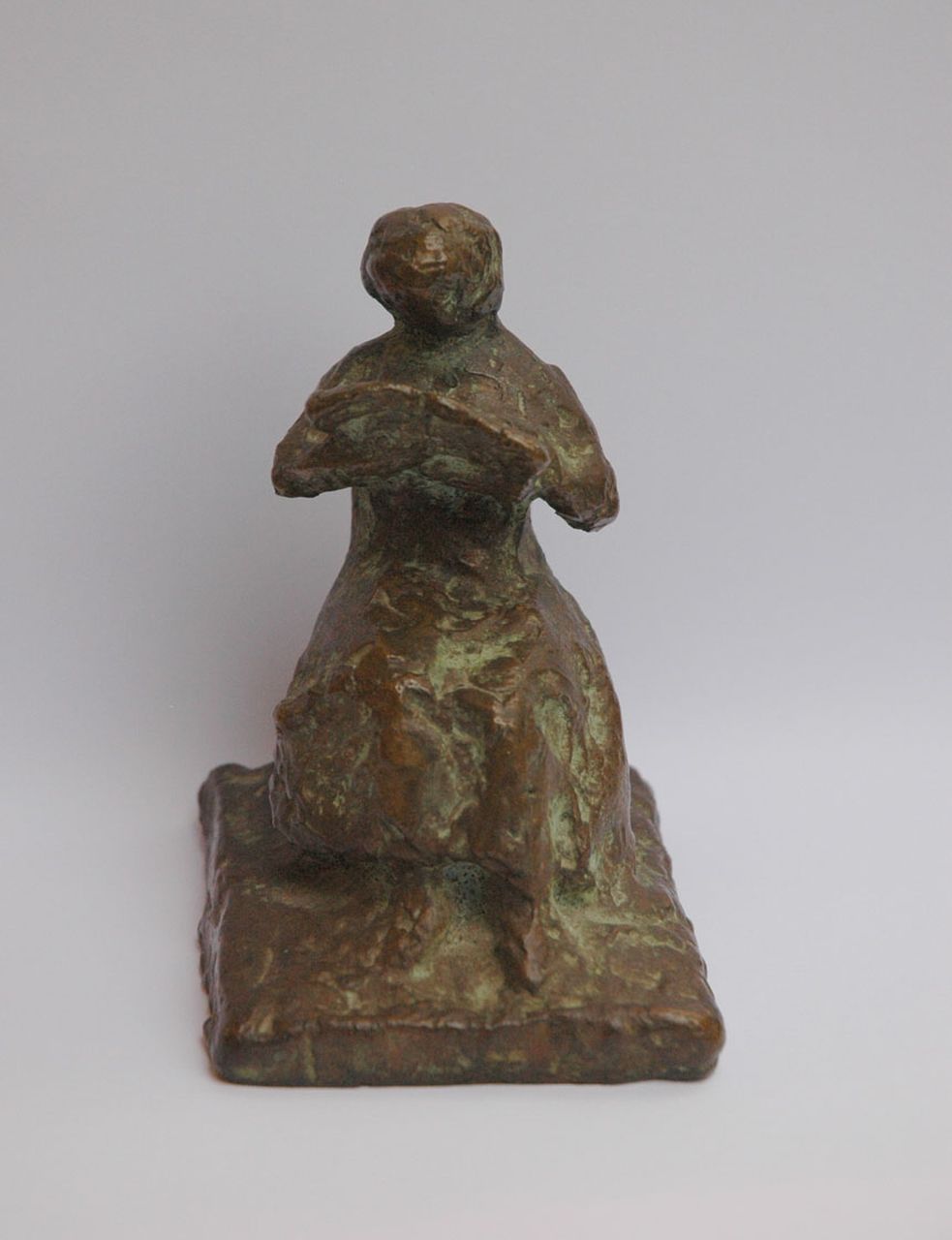 Gerarda Rueter | Zittende vrouw, lezend, brons, 10,6 x 7,4 cm