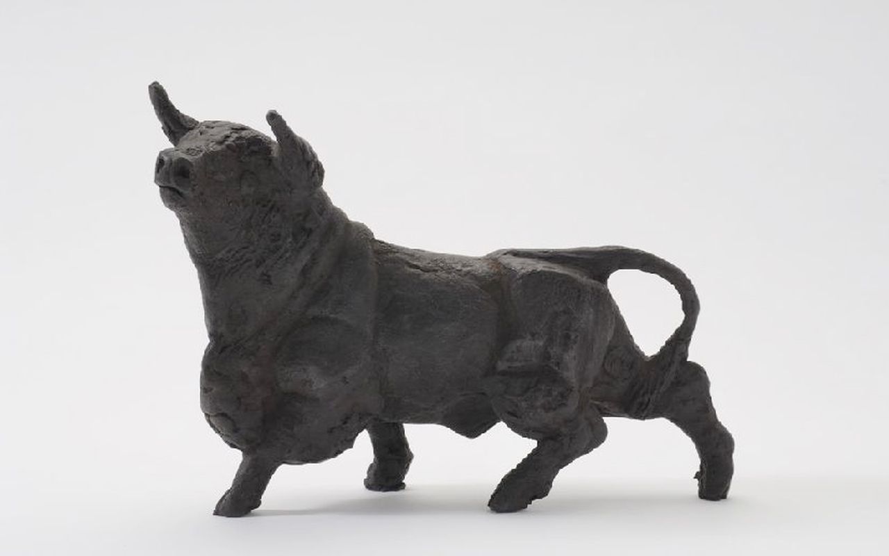 Mackaay T.W.M.  | Theo Mackaay, Stier, brons 25,5 x 35,0 cm, gesigneerd met initialen op binnenzijde rechter achterpoot