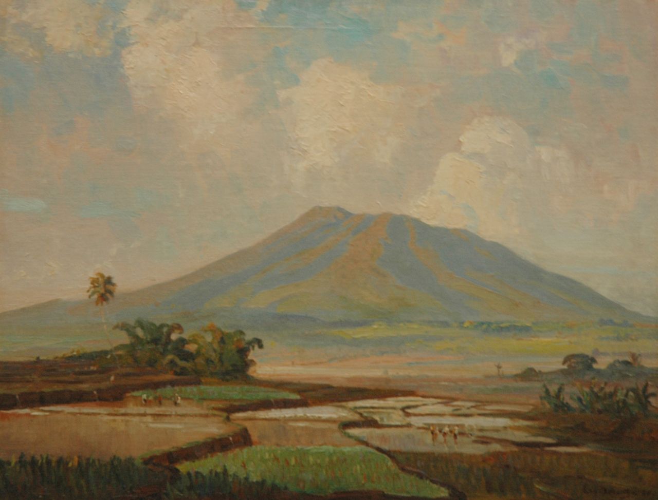 Dezentjé E. | Ernest Dezentjé, Arbeiders in de rijstvelden aan de voet van een vulkaan, olieverf op doek op board 46,9 x 60,5 cm, gesigneerd rechtsonder en gedateerd '28 Dezentjé E. | Ernest Dezentjé, Arbeiders in de rijstvelden aan de voet van een vulkaan, olieverf op doek op board 46,9 x 60,5 cm, gesigneerd rechtsonder en gedateerd '28