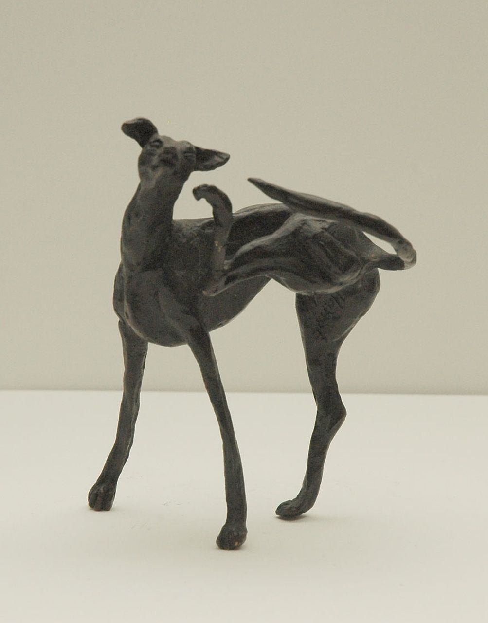 Glen H.  | Harriet Glen, Hazewindhond, brons 10,3 x 8,0 cm, gesigneerd op rechter achterpoot