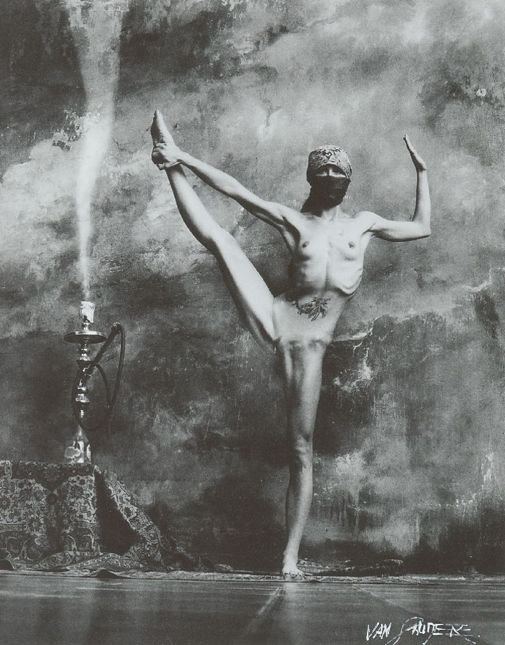 Saudek J.  | Jan Saudek | Grafiek te koop aangeboden | Nargilé, gelatine zilverprint 26,5 x 21,5 cm, gesigneerd rechtsonder en gedateerd Praag 1935