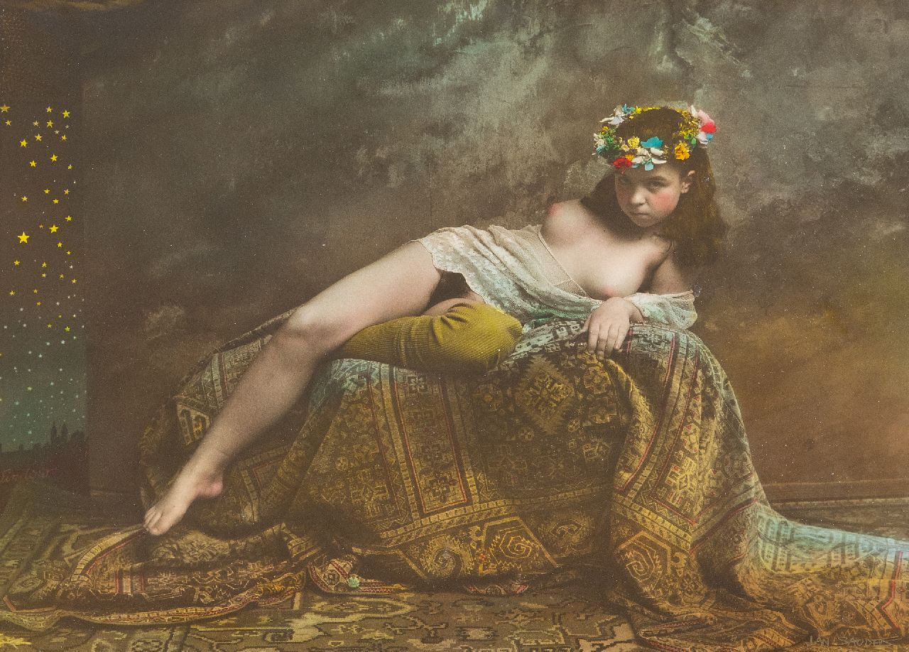 Jan Saudek | Liggend naakt met bloemenkrans, foto, zilvergelatinedruk, handgekleurd, 29,9 x 40,0 cm, gesigneerd r.o. en te dateren ca. 1960-1995