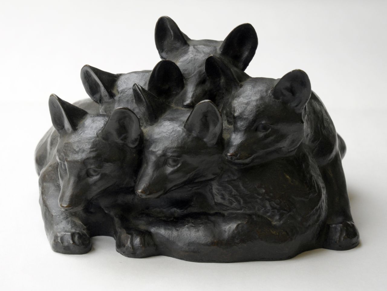Zügel W. | Wilhelm 'Willy' Zügel, Jonge vossen, brons 15,5 x 24,0 cm, gesigneerd op rand (rechts) Zügel W. | Wilhelm 'Willy' Zügel, Jonge vossen, brons 15,5 x 24,0 cm, gesigneerd op rand (rechts)