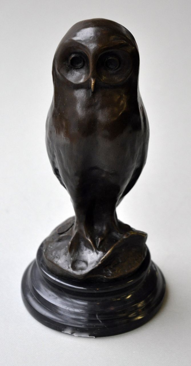 Franse School, 19e eeuw   | Franse School, 19e eeuw, Uil, brons 24,8 x 8,4 cm, gesigneerd 'Milo' op bronzen basis