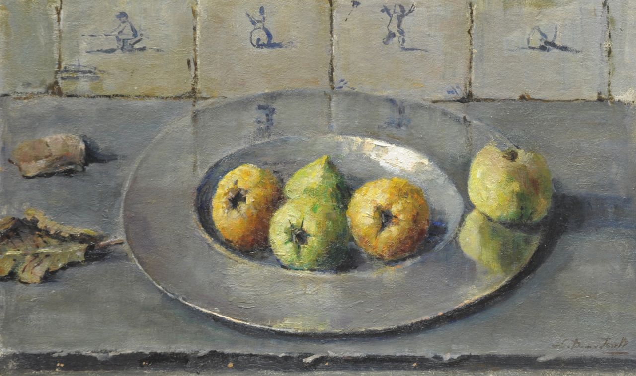 Dam van Isselt L. van | Lucie van Dam van Isselt, Tinnen schaal met appels, olieverf op schildersboard 38,4 x 62,9 cm, gesigneerd rechtsonder en te dateren ca. 1940-1941 Dam van Isselt L. van | Lucie van Dam van Isselt, Tinnen schaal met appels, olieverf op schildersboard 38,4 x 62,9 cm, gesigneerd rechtsonder en te dateren ca. 1940-1941