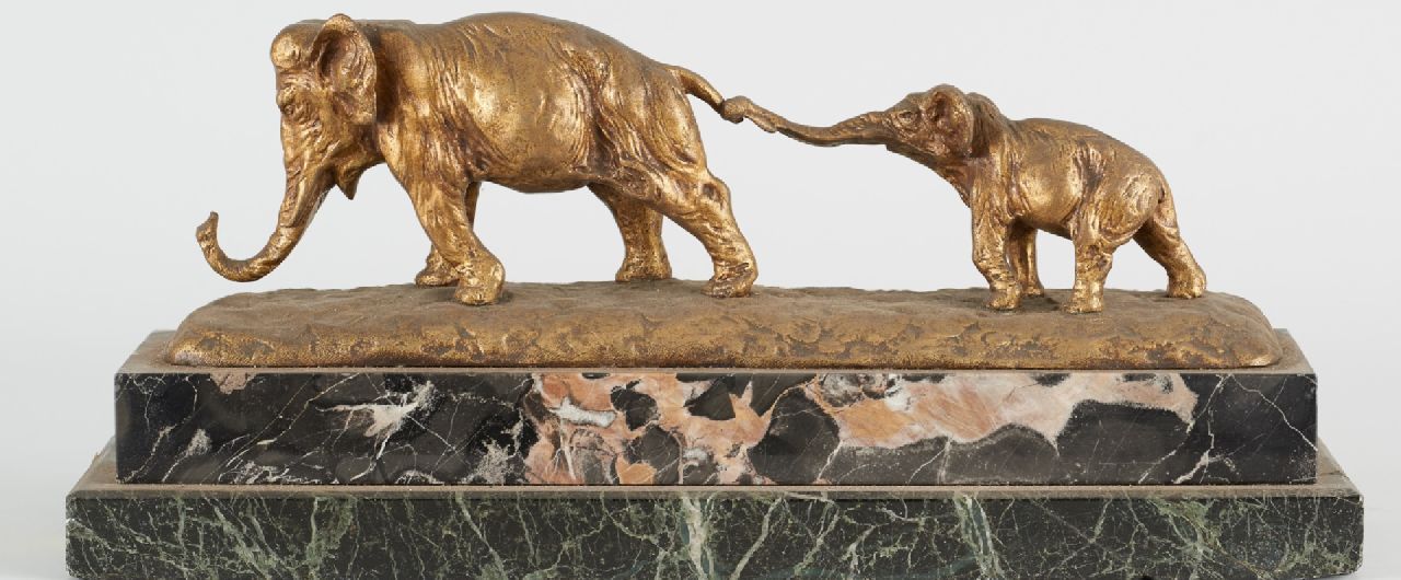 Cacciapuoti G. | Guido Cacciapuoti, Olifantenmoeder met kalf, verguld brons en marmer 13,0 x 40,0 cm, gesigneerd op basis Cacciapuoti G. | Guido Cacciapuoti, Olifantenmoeder met kalf, verguld brons en marmer 13,0 x 40,0 cm, gesigneerd op basis