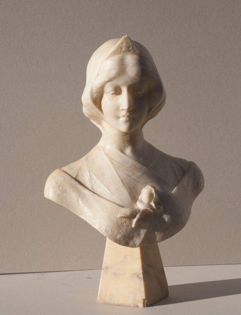Biagini U. | U. Biagini, Buste van een jonge vrouw, albast 60,0 x 40,0 cm, gesigneerd op achterzijde Biagini U. | U. Biagini, Buste van een jonge vrouw, albast 60,0 x 40,0 cm, gesigneerd op achterzijde