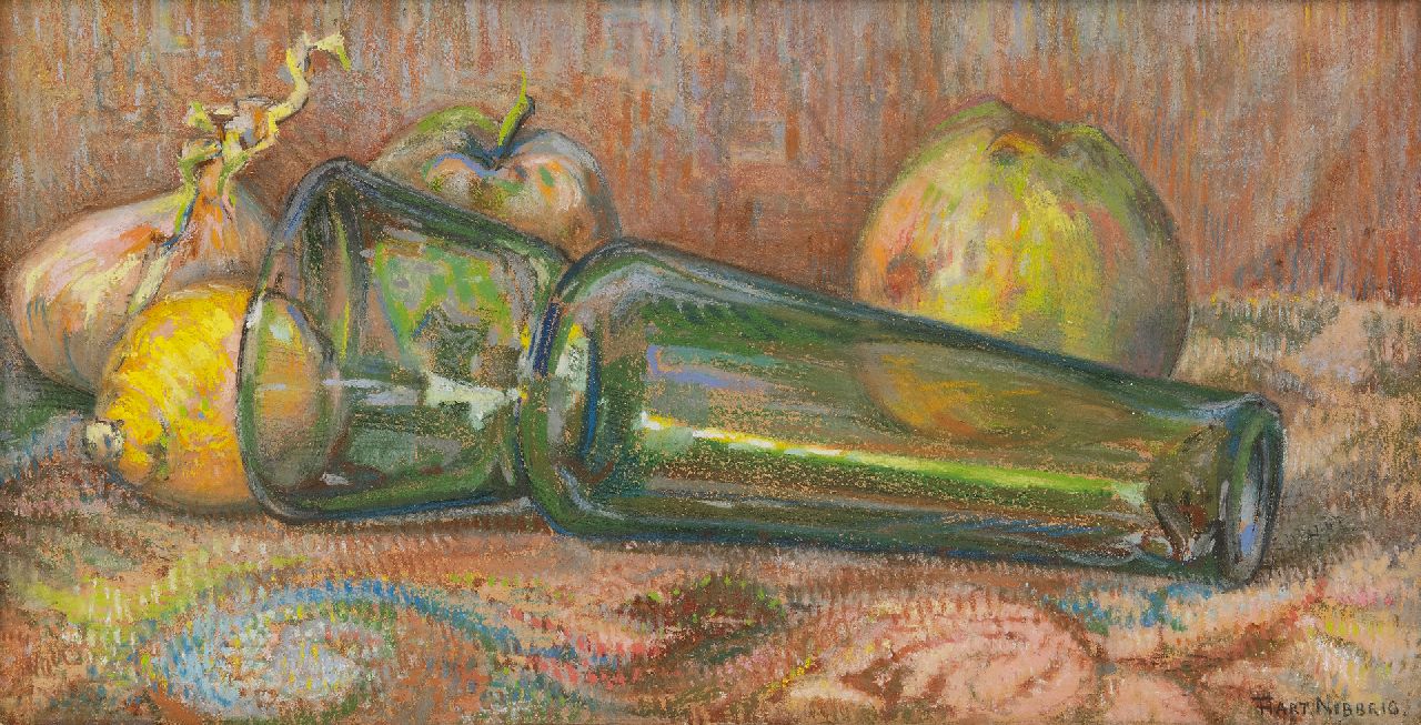 Hart Nibbrig F.  | Ferdinand Hart Nibbrig, Stilleven met groene glazen vaas en appels, pastel op papier 18,2 x 35,1 cm, gesigneerd rechtsonder