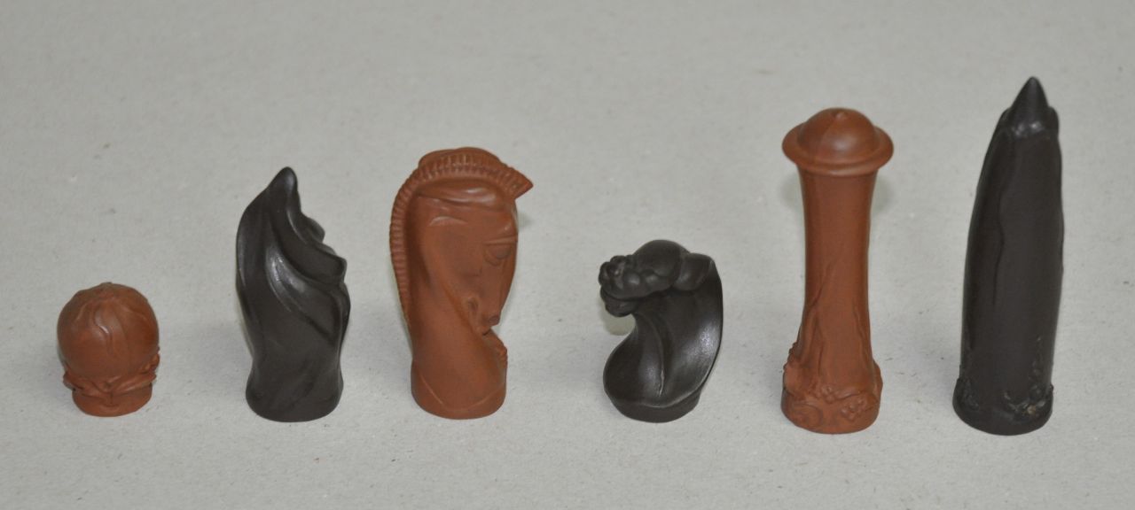 Esser M. | Max Esser | Beelden en objecten te koop aangeboden | 'Meissen' schaakset met bijbehorend schaakbord, Böttger-steengoed 8,2 x 2,5 cm, gesigneerd fabrieksmerk en serienummers a onderz en te dateren 1925-1950 Esser M. | Max Esser | Beelden en objecten te koop aangeboden | 'Meissen' schaakset met bijbehorend schaakbord, Böttger-steengoed 8,2 x 2,5 cm, gesigneerd fabrieksmerk en serienummers a onderz en te dateren 1925-1950