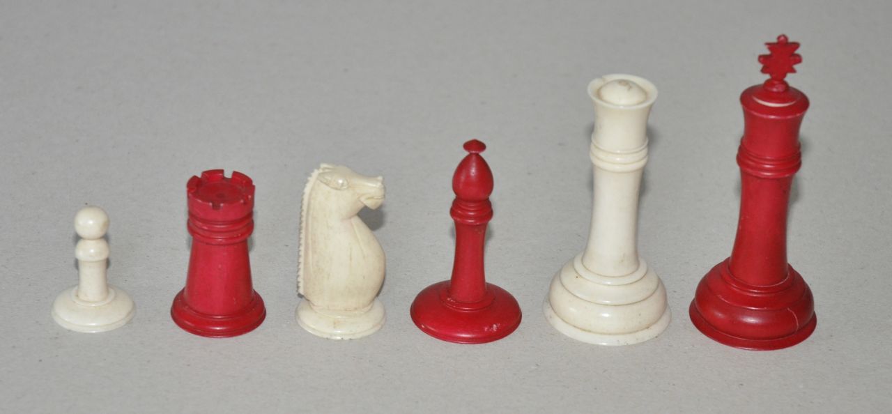 Schaakset, opbergdoos   | Schaakset, opbergdoos | Beelden en objecten te koop aangeboden | Schaakset in 'Staunton' stijl met opbergdoos, Engeland, been 8,5 x 3,0 cm, te dateren 19e eeuw