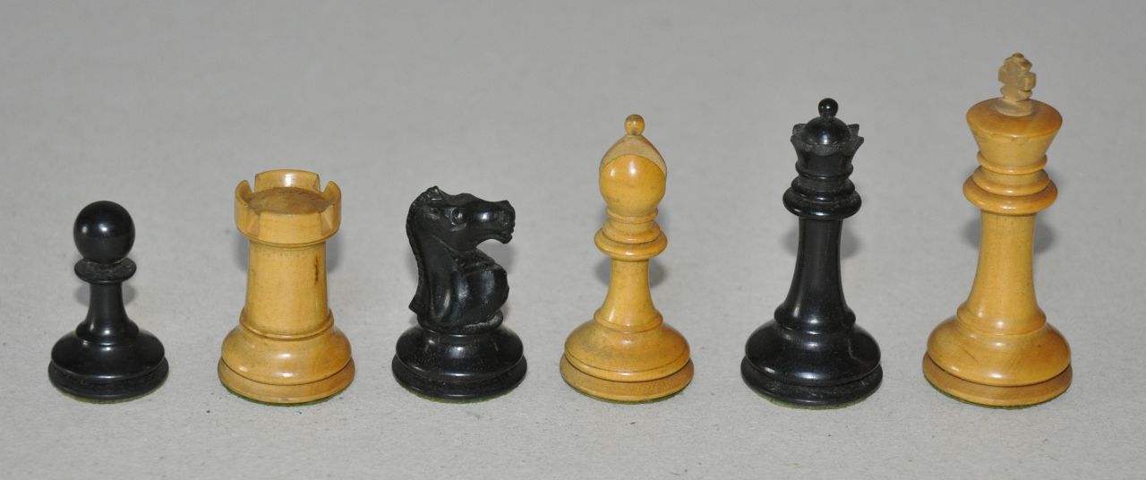 Schaakset, opbergdoos   | Schaakset, opbergdoos | Beelden en objecten te koop aangeboden | Schaakset in 'Staunton-stijl' met houten doos, hout met ebben- en fruitbomenhout 8,0 x 3,5 cm