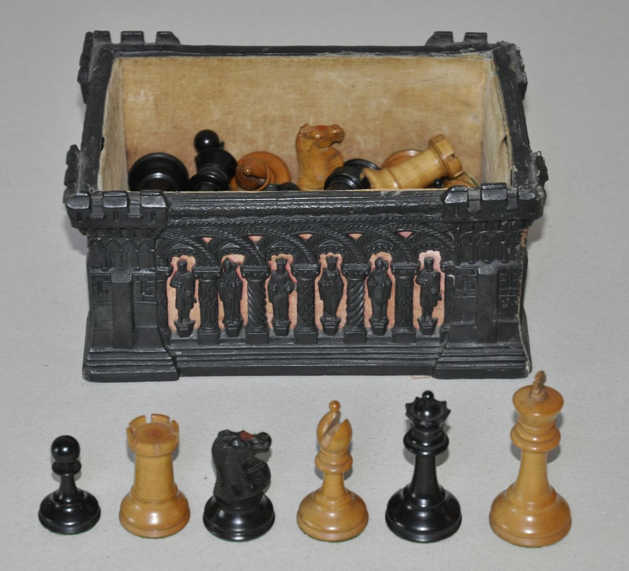 Schaakset, opbergdoos   | Schaakset, opbergdoos | Beelden en objecten te koop aangeboden | Staunton schaakset in Carton-Pierre doos, ontbrekende deksel, 2 x 15 tric-tracschijfjes, palm- en ebbenhout 8,0 x 4,0 cm, gesigneerd gestempeld met kroon  op paarden en toren en 1900