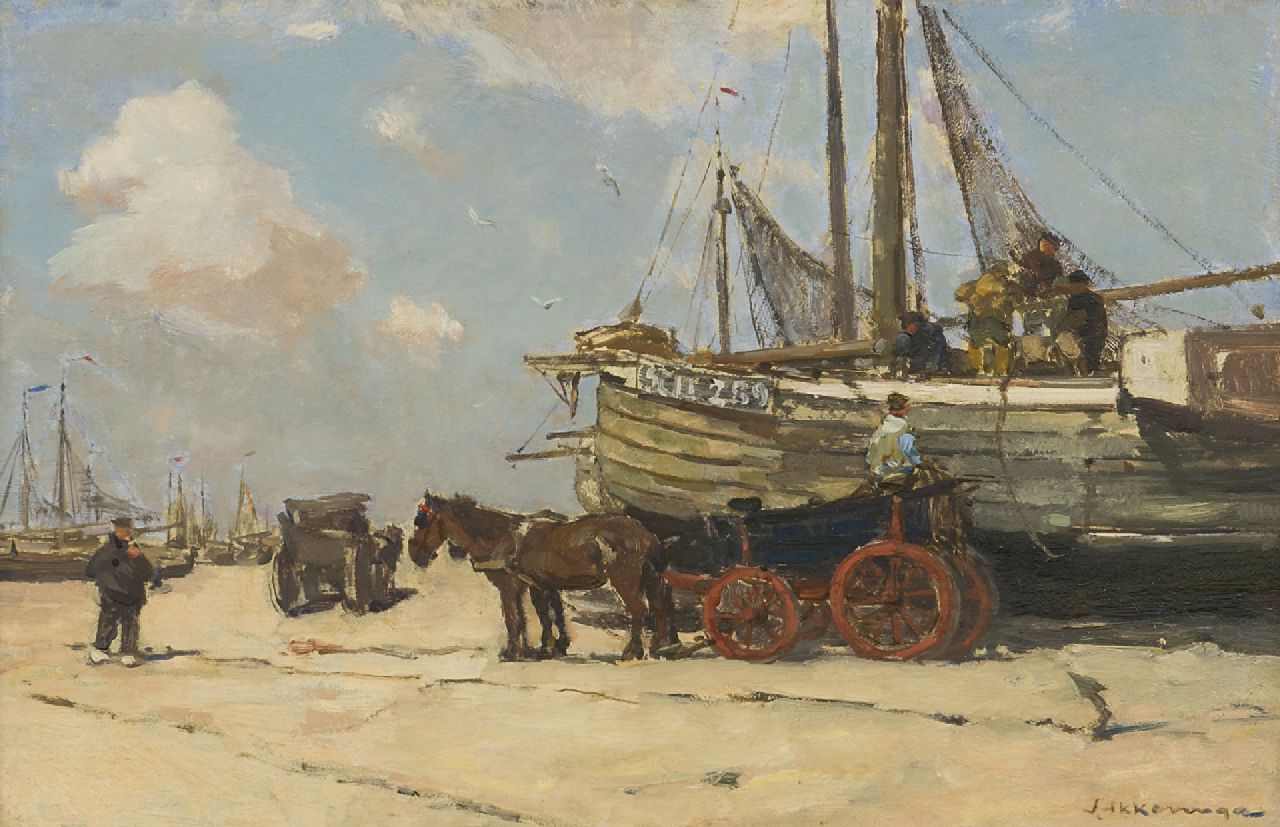 Akkeringa J.E.H. | 'Johannes Evert' Hendrik Akkeringa, Het lossen van de bomschuiten op het Scheveningse strand, olieverf op paneel 26,6 x 40,1 cm, gesigneerd rechtsonder en te dateren ca. 1901 Akkeringa J.E.H. | 'Johannes Evert' Hendrik Akkeringa, Het lossen van de bomschuiten op het Scheveningse strand, olieverf op paneel 26,6 x 40,1 cm, gesigneerd rechtsonder en te dateren ca. 1901