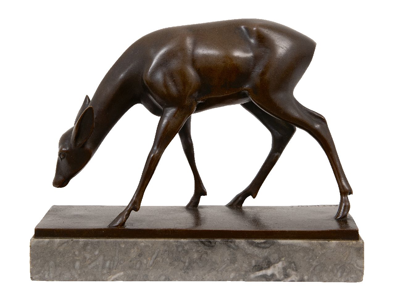 Zimmer F.P. | Fritz Paul Zimmer, Grazende ree, brons 20,5 x 25,0 cm, gesigneerd linksonder op de basis Zimmer F.P. | Fritz Paul Zimmer, Grazende ree, brons 20,5 x 25,0 cm, gesigneerd linksonder op de basis