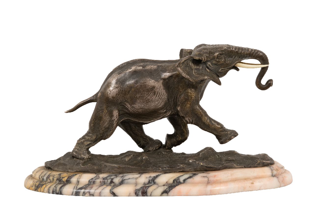 Franse School | Lopende olifant, verzilverd brons op marmeren voet, 14,3 x 27,4 cm, gesigneerd onduidelijk