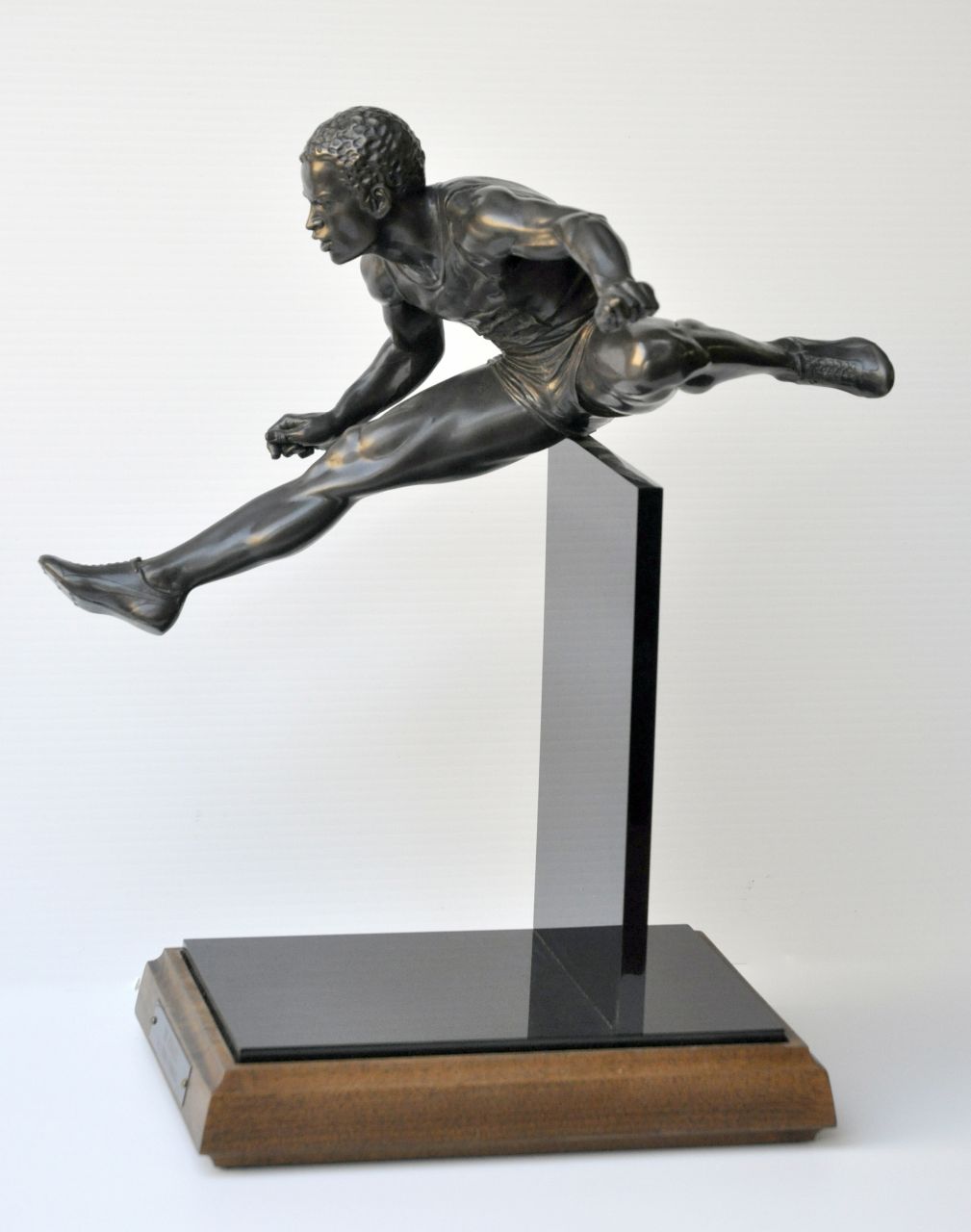 Schomberg A.T. | Auldwil 'Thomas' Schomberg | Beelden en objecten te koop aangeboden | De hordeloper, brons en acrylaat 46,1 x 22,0 cm, gesigneerd op linker voetzool, genummerd 8/18 en gedateerd 1984 Schomberg A.T. | Auldwil 'Thomas' Schomberg | Beelden en objecten te koop aangeboden | De hordeloper, brons en acrylaat 46,1 x 22,0 cm, gesigneerd op linker voetzool, genummerd 8/18 en gedateerd 1984