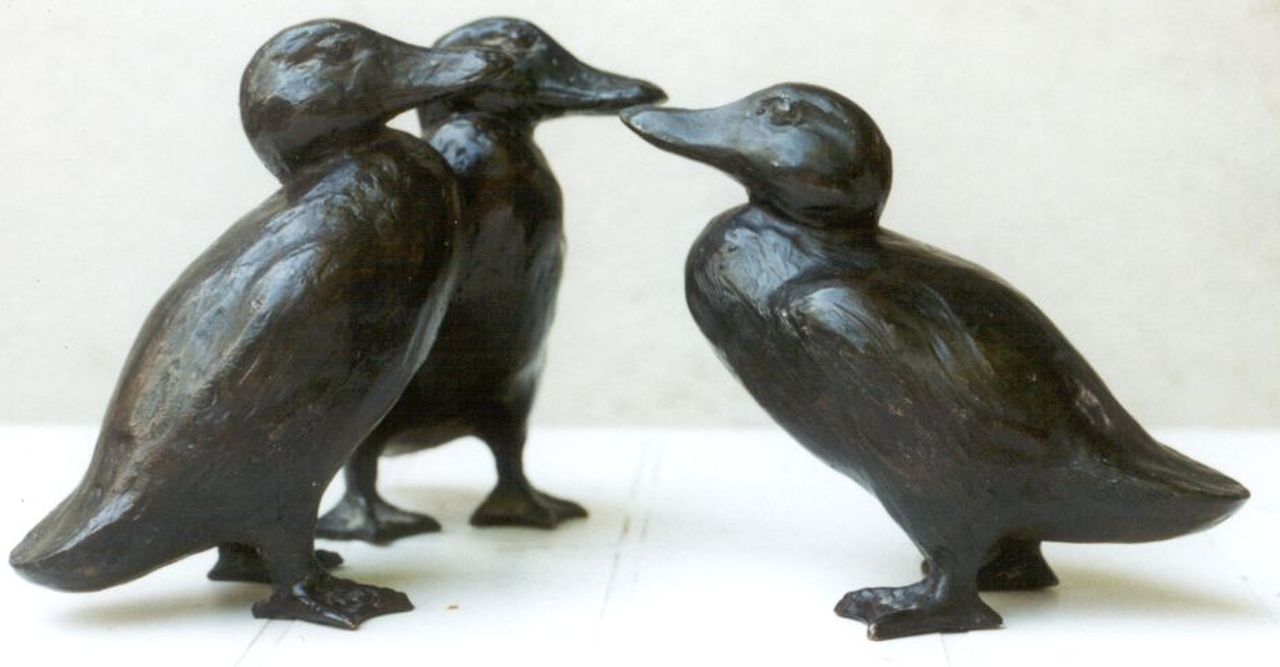 Arentz K.E.H. | 'Kurt' Emil Hugo Arentz, Groep van drie eendjes, brons 14,0 cm, gesigneerd op buik, 1 met stempel 15-25 Arentz K.E.H. | 'Kurt' Emil Hugo Arentz, Groep van drie eendjes, brons 14,0 cm, gesigneerd op buik, 1 met stempel 15-25