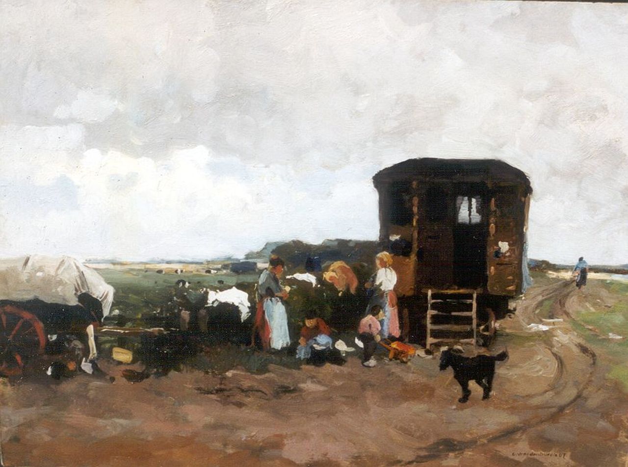 Vreedenburgh C. | Cornelis Vreedenburgh, Reizende familie bij hun woonwagen, olieverf op paneel 31,7 x 42,2 cm, gesigneerd rechtsonder en gedateerd '07 Vreedenburgh C. | Cornelis Vreedenburgh, Reizende familie bij hun woonwagen, olieverf op paneel 31,7 x 42,2 cm, gesigneerd rechtsonder en gedateerd '07