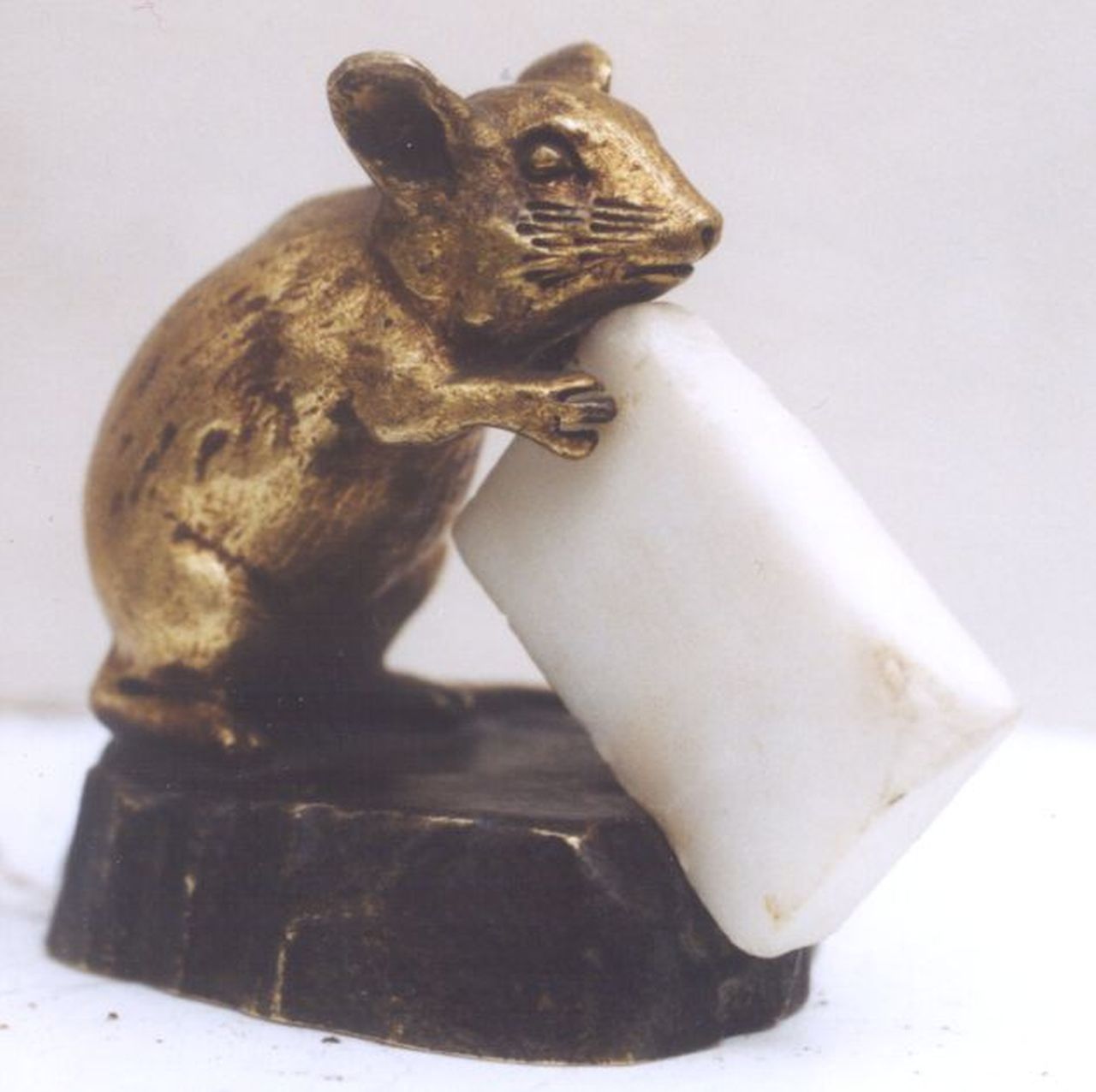 Bailly S.  | Bailly, Muis, verguld brons en marmer 6,0 cm, gesigneerd op basis