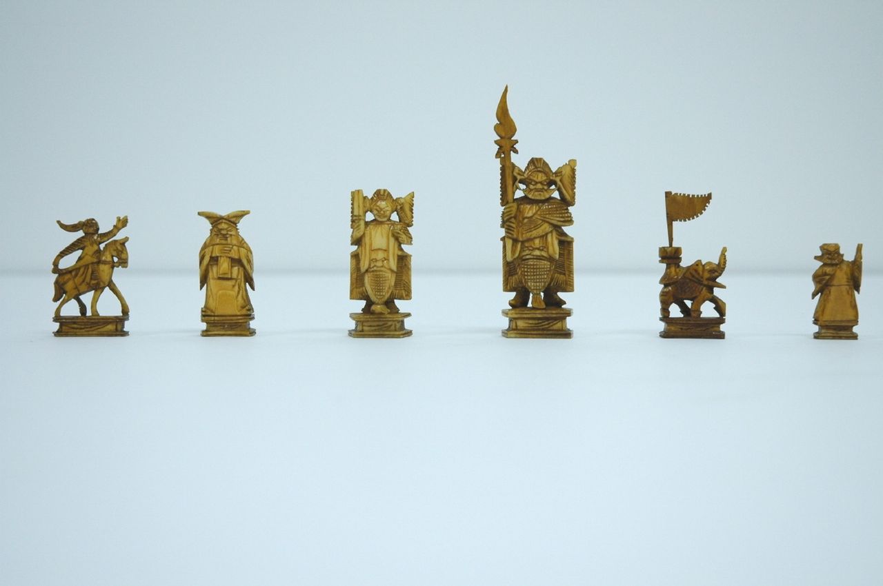 Schaakset, schaakbord/doos | Schaakset, schaakbord/doos, Schaakset met bijpassende schaak-opbergdoos (Zuidoost-Aziatisch), ivoor 6,2 x 3,2 cm, te dateren ca. 1930 Schaakset, schaakbord/doos | Schaakset, schaakbord/doos, Schaakset met bijpassende schaak-opbergdoos (Zuidoost-Aziatisch), ivoor 6,2 x 3,2 cm, te dateren ca. 1930