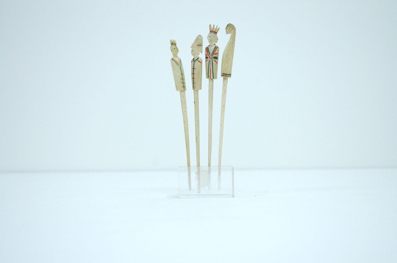 Schaakset   | Schaakset, Vier Franse schaakstukken, toegeschreven aan Dieppe, been 12,7 x 13,3 cm, te dateren 19e eeuw