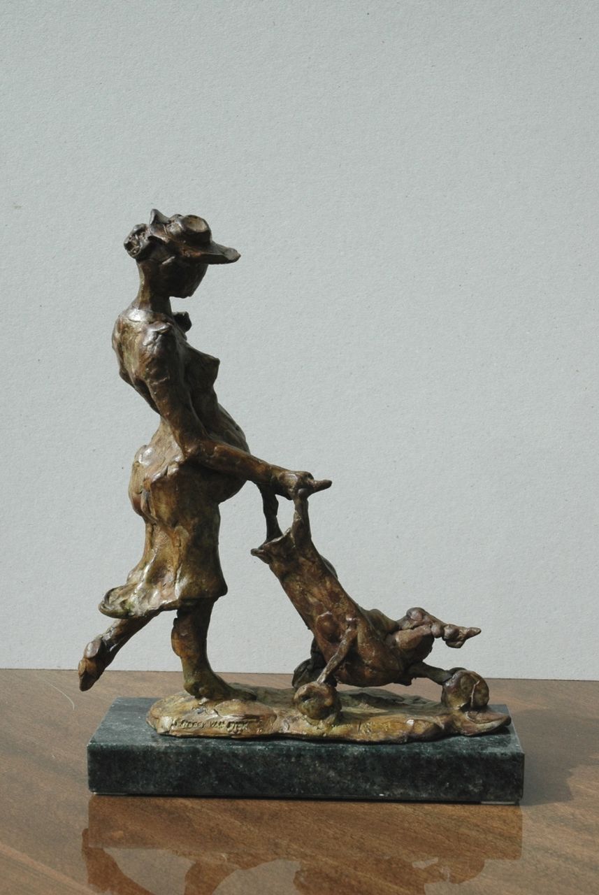 Dyck F. van | Freddy van Dyck, Moedertrots, brons 33,7 x 26,2 cm, gesigneerd op bronzen basis Dyck F. van | Freddy van Dyck, Moedertrots, brons 33,7 x 26,2 cm, gesigneerd op bronzen basis