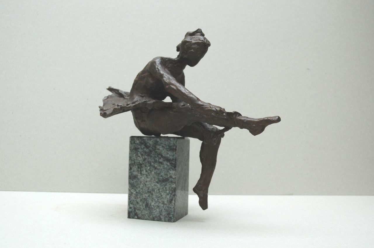 Dyck F. van | Freddy van Dyck, Zittende ballerina, brons 23,0 x 24,1 cm, gesigneerd onderzijde tutu Dyck F. van | Freddy van Dyck, Zittende ballerina, brons 23,0 x 24,1 cm, gesigneerd onderzijde tutu