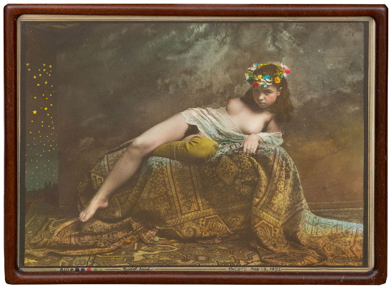 Saudek J.  | Jan Saudek, Liggend naakt met bloemenkrans, foto, zilvergelatinedruk, handgekleurd 29,9 x 40,0 cm, gesigneerd rechtsonder en te dateren ca. 1960-1995