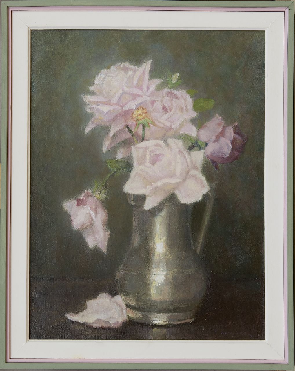 Wandscheer M.W.  | Maria Wilhelmina 'Marie' Wandscheer | Schilderijen te koop aangeboden | Rozen in tinnen vaas, olieverf op doek 41,5 x 31,4 cm, gesigneerd rechtsonder en op spieraam