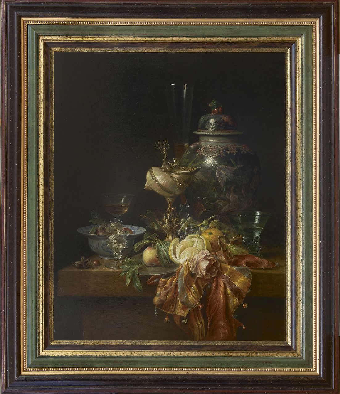 Mair C. le | Cornelis le Mair, Stilleven met turboschelpbeker, Chinese vaas en klapmuts met fruit, olieverf op paneel 100,0 x 80,0 cm Mair C. le | Cornelis le Mair, Stilleven met turboschelpbeker, Chinese vaas en klapmuts met fruit, olieverf op paneel 100,0 x 80,0 cm