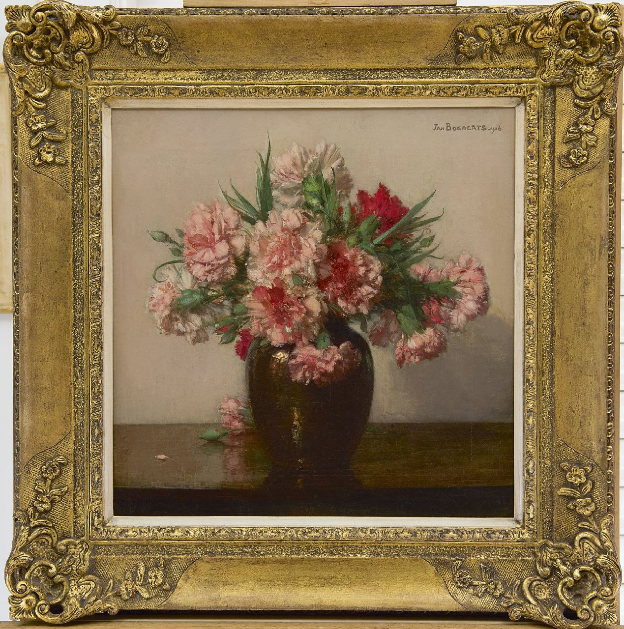 Bogaerts J.J.M. | Johannes Jacobus Maria 'Jan' Bogaerts, Roze anjers, olieverf op doek 39,6 x 38,5 cm, gesigneerd rechtsboven en gedateerd 1916 Bogaerts J.J.M. | Johannes Jacobus Maria 'Jan' Bogaerts, Roze anjers, olieverf op doek 39,6 x 38,5 cm, gesigneerd rechtsboven en gedateerd 1916