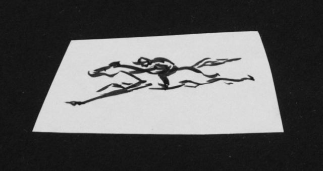 Prinses Beatrix van Oranje Nassau | Rennend paard met jockey, potlood en Oost-Indische inkt op papier, 3,0 x 7,1 cm, te dateren augustus 1960