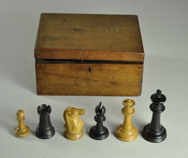 Schaakset, opbergdoos | Staunton schaakset met bijbehorende mahoniehouten doos, palm-, ebben- en mahoniehout, 10,0 x 5,0 cm, gesigneerd gestempeld 'Jaques London' op voet witte koning en te dateren ca. 1860