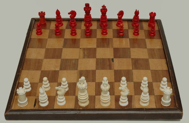 Schaakset, opbergdoos | Schaakset 'Charles Hastilow-stijl', ivoor (Engels) met mahonie doos, ivoor, 8,5 x 3,5 cm, te dateren midden 19e eeuw