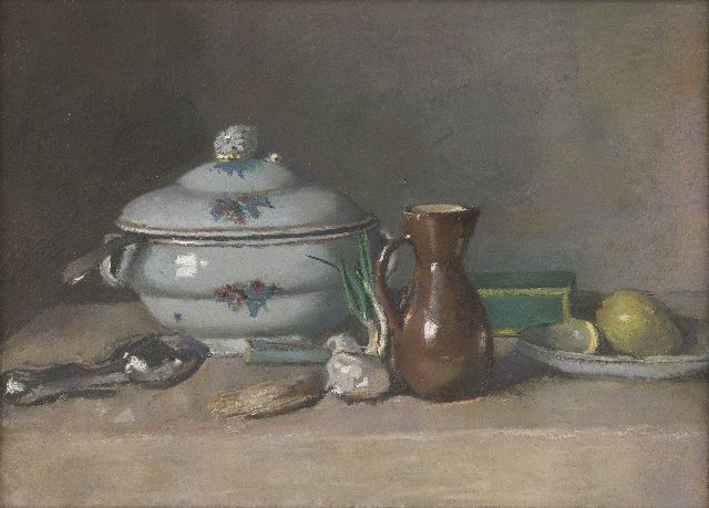 Coba Ritsema | Keukenstilleven met soepterrine, kruik en uien, pastel op papier, 76,1 x 75,6 cm