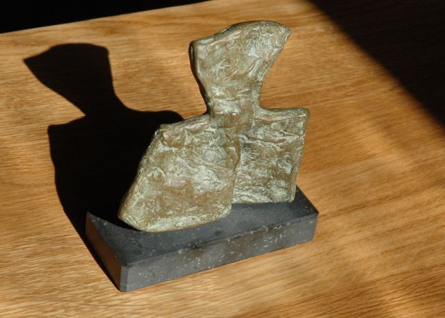 LeRoy A.  | Figuur in de wind, brons 13,9 x 10,6 cm, gesigneerd met initialen op onderrand voorzijde