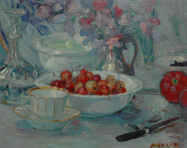 Maurits Niekerk | Stilleven met kersen, olieverf op doek, 35,1 x 43,4 cm, gesigneerd r.o.