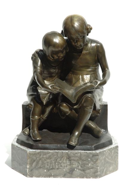 Victor Heinrich Seifert | Lezende meisjes, brons, 47,0 x 31,5 cm, gesigneerd op zijkant bronzen basis