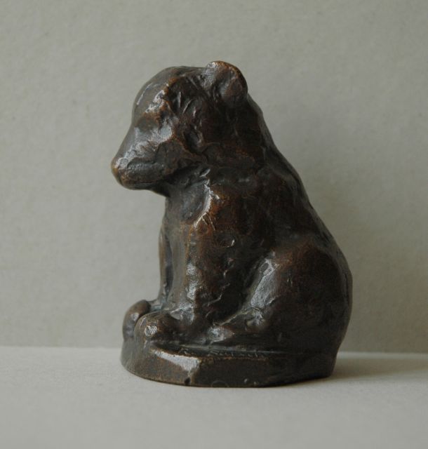 Rudolf Christian Baisch | Zittend berenjong, bruin gepatineerd brons, 9,6 x 7,4 cm, gesigneerd op basis en te dateren 1953