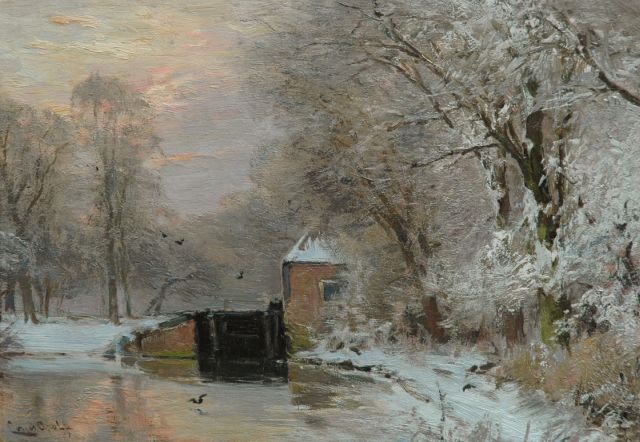 Louis Apol | Winters bosgezicht met sluisje, bij ondergaande zon, olieverf op paneel, 26,5 x 38,0 cm, gesigneerd l.o.