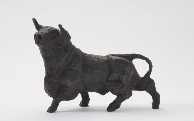 Mackaay T.W.M.  | Stier, brons 25,5 x 35,0 cm, gesigneerd met initialen op binnenzijde rechter achterpoot