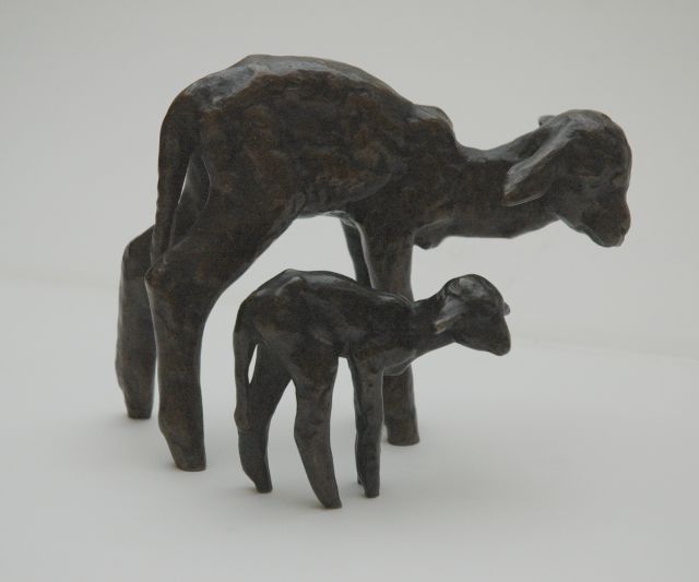 Ernst Baisch | Twee lammetjes, groot en klein, gepatineerd brons, 12,0 x 15,0 cm, gesigneerd met initialen onder de voorpoten