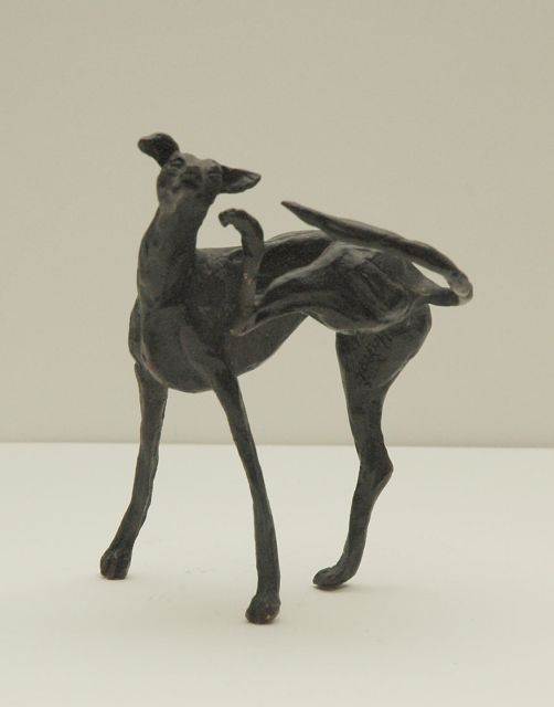 Harriët Glen | Hazewindhond, brons, 10,3 x 8,0 cm, gesigneerd op rechter achterpoot