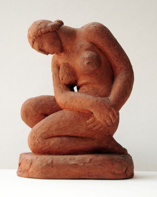 Leslie Harradine | Knielend vrouwelijk naakt, terracotta, 14,9 x 11,0 cm, gesigneerd op zijkant basis en gedateerd '48 op zijkant basis